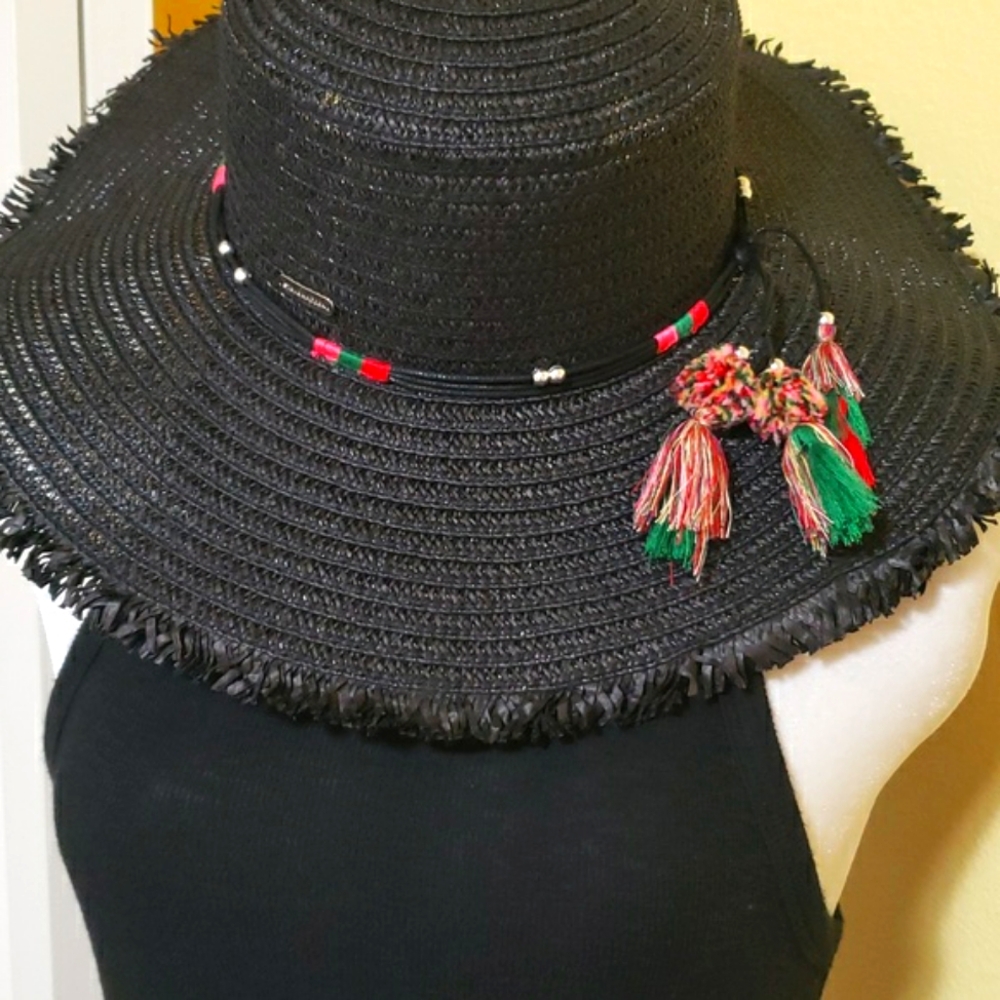 Straw Black Bright Pom Pom Hat
